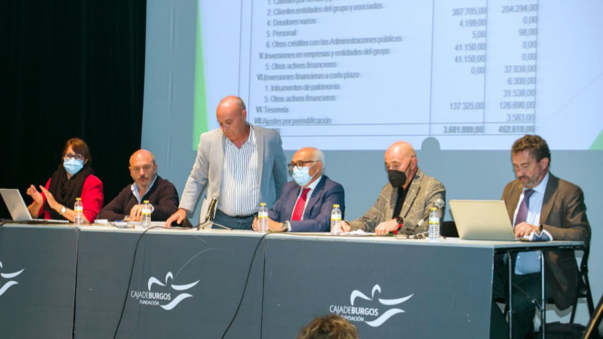 En el centro, José Gómez (de pie), Juan Pérez y Federico Martínez durante la asamblea de Aspanias celebrada ayer por la tarde. TOMÁS ALONSO