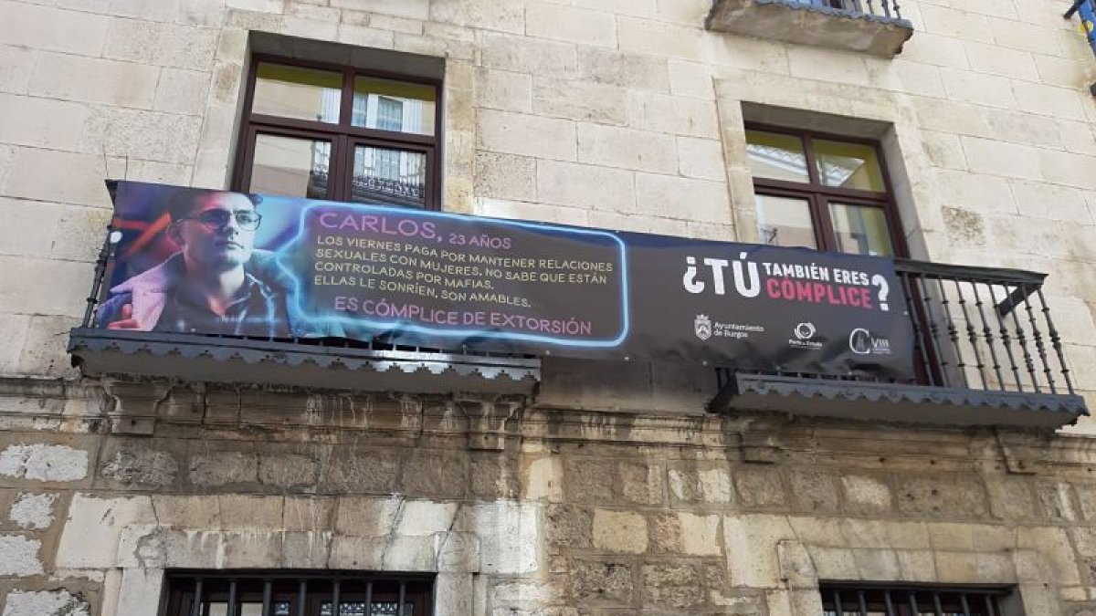 Una de las imágenes de la campaña en el balcón de la concejalía en Burgos. ECB