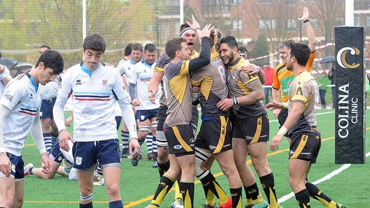 Los jugadores del UBU Colina Clinic celebra un ensayo en un partido del play off.-ISRAEL L. MURILLO