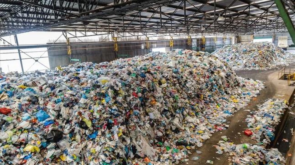 Montaña de envases a la espera de su clasificación en la planta metropolitana de reciclaje de residuos de Gavà-Viladecans.-NÚRIA PUENTES