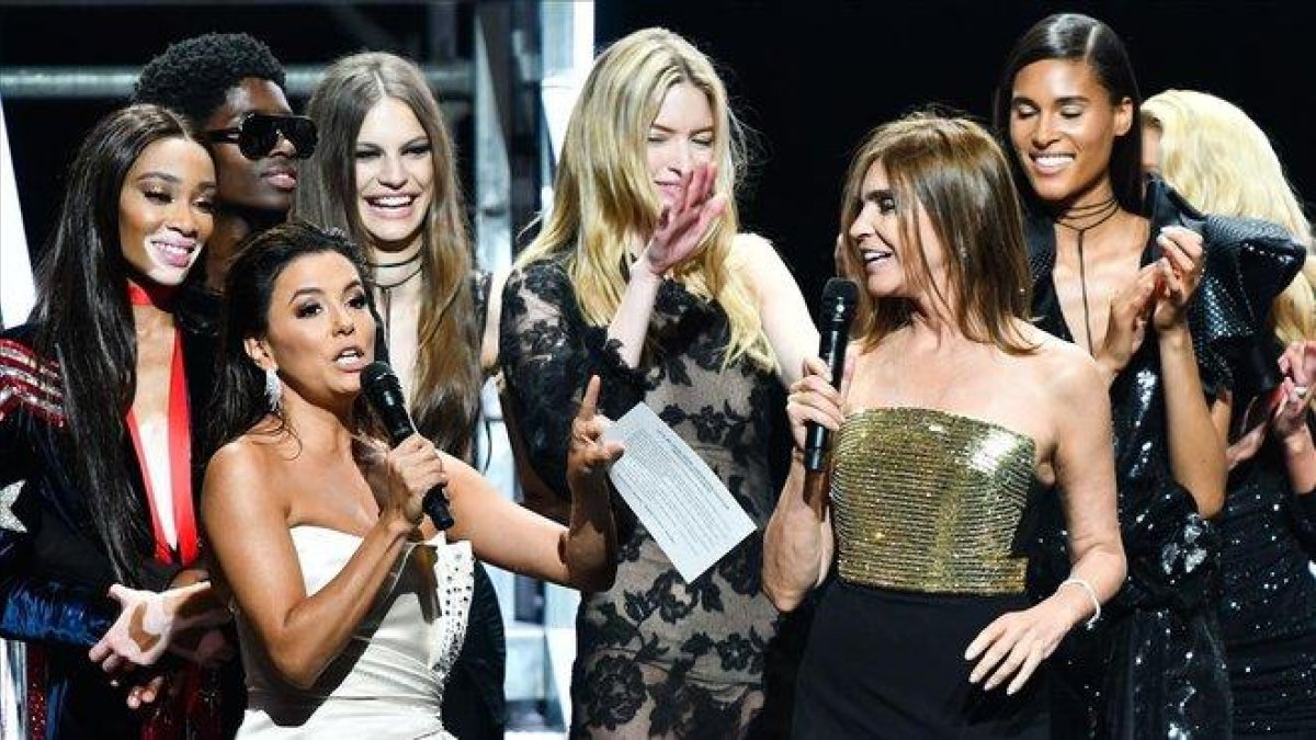 Eva Longoria, rodeada de modelos.-AFP / ALBERTO PIZZOLI