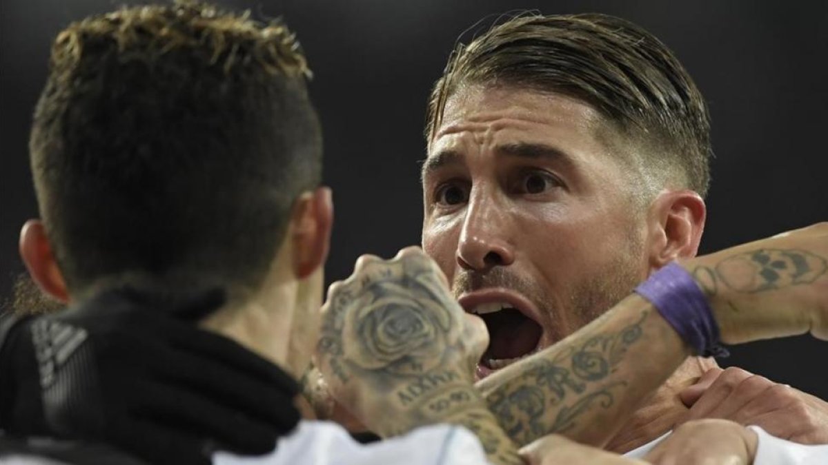 Sergio Ramos felicita a Cristiano Ronaldo, tras conseguir el portugués el segundo gol ante el PSG.-AFP / GABRIEL BOUYS