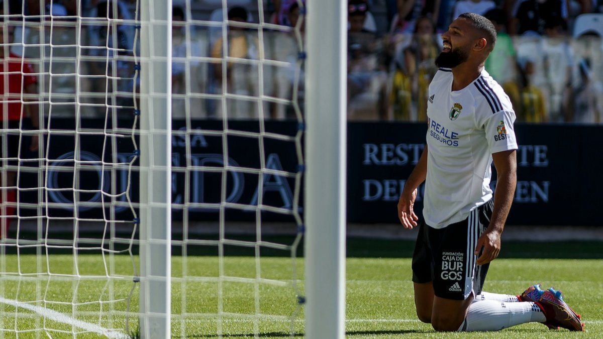 Mourad sonríe a la grada de El Plantío. SANTI OTERO