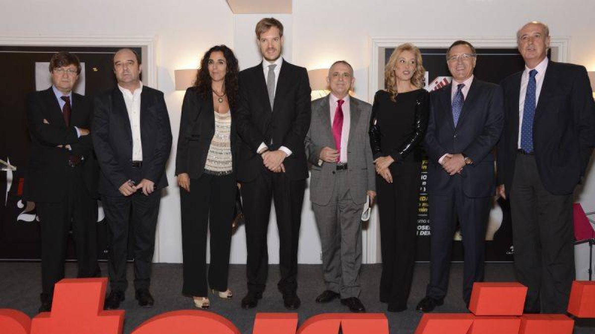 Antonio Asensio Mosbah y su esposa, Irene Salazar, junto a los últimos cinco directores de la revista y Miguel Ángel Liso, en el extremo izquierdo.-