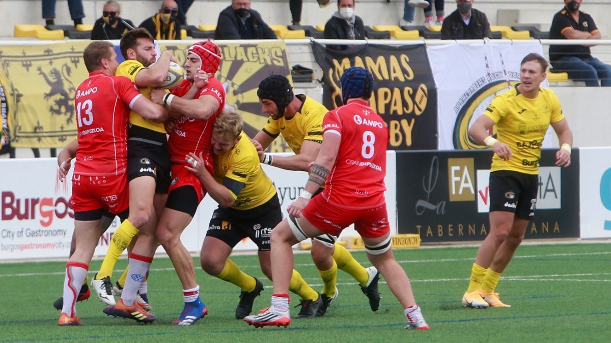 El UBU Bajo Cero intenta progresar con el oval. SANTI OTERO