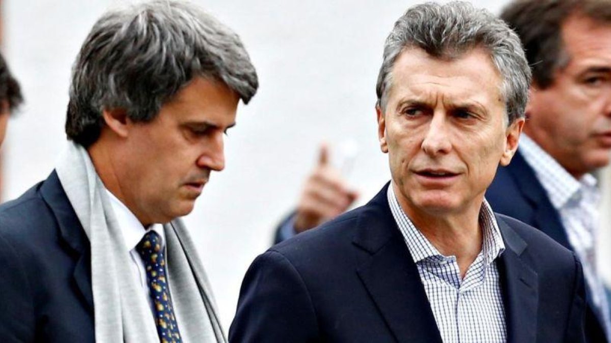 Macri (derecha) camina junto al hasta ministro de Finanzas, Alfonso Prat-Gay, en la residencia presidencial de Los Olivos, en Buenos Aires, el 6 de mayo.-REUTERS / ENRIQUE MARCARIAN