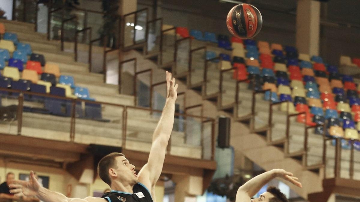 Fitipaldo lanza una 'bomba' durante el amistoso disputado ante el Estudiantes en el Circuito Movistar.-ACB PHOTO / E. COBOS