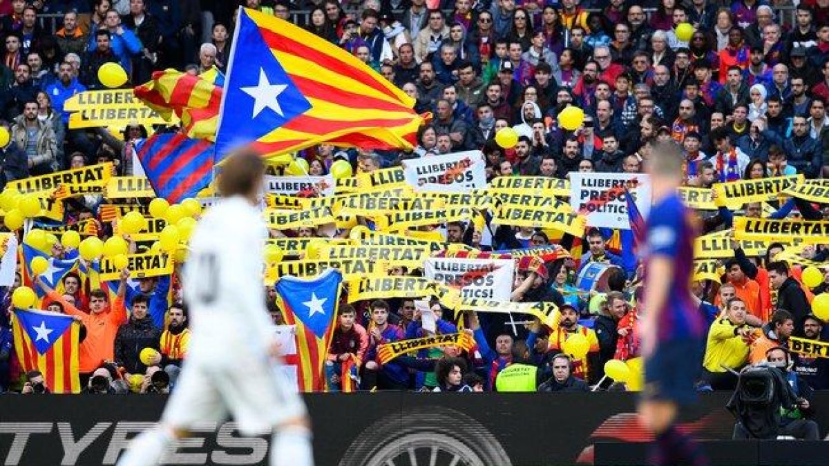 Protestas en un clásico.-AP