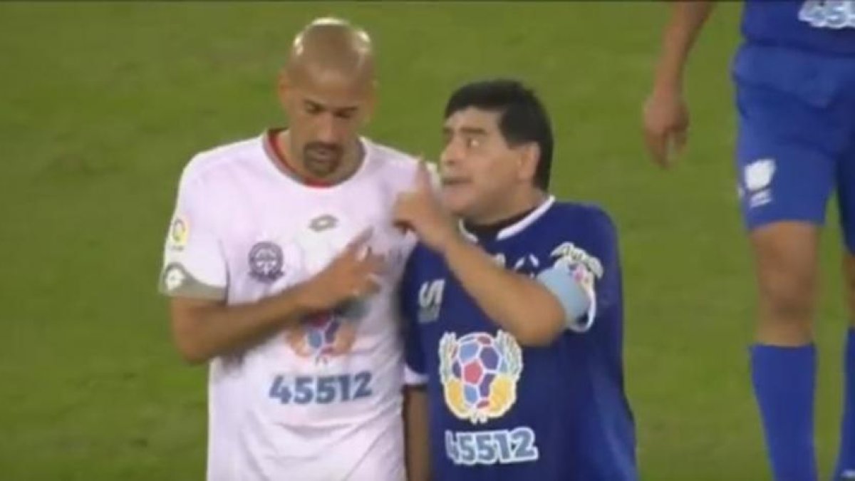 Maradona y Verón tuvieron un pequeño roce en el partido por la Paz.-EL PERIÓDICO