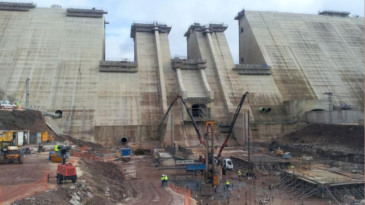 Estado en el que se encuentran las obras en la actualidad, donde el hormigonado de la pared principal está muy avanzado y concluirá este año.-ECB