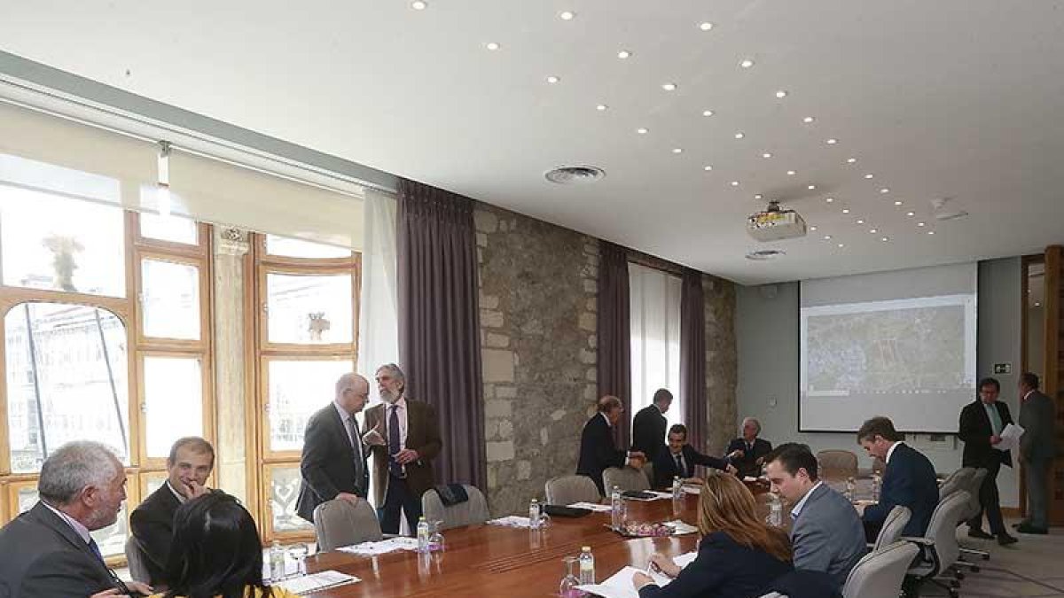 Reunión ayer del consejo rector del Consorcio del Polígono de Villalonquéjar.-RAÚL G. OCHOA