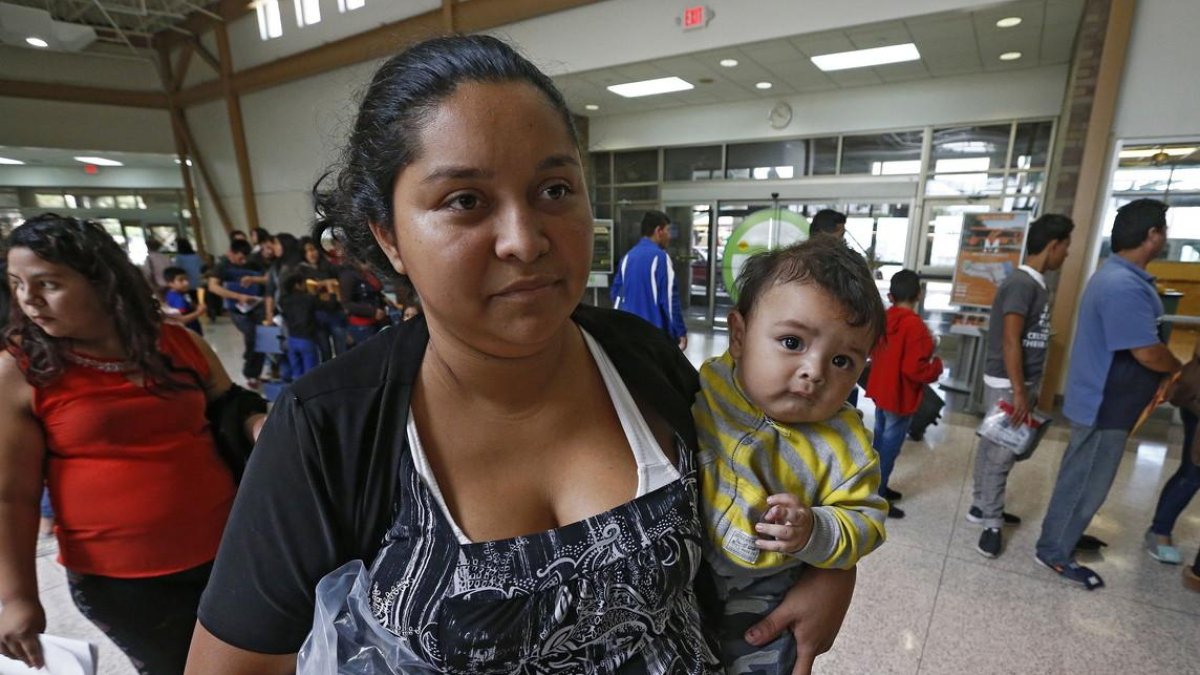 Migrantes junto a sus hijos en EEUU-LARRY W.SMITH