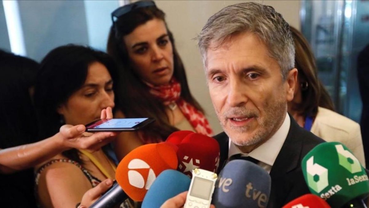 El ministro del Interior ha elogiado el trabajo en materia de seguridad que realizan y valorará también darles acceso a las bases de datos europeas-FERNANDO ALVARADO (EFE)