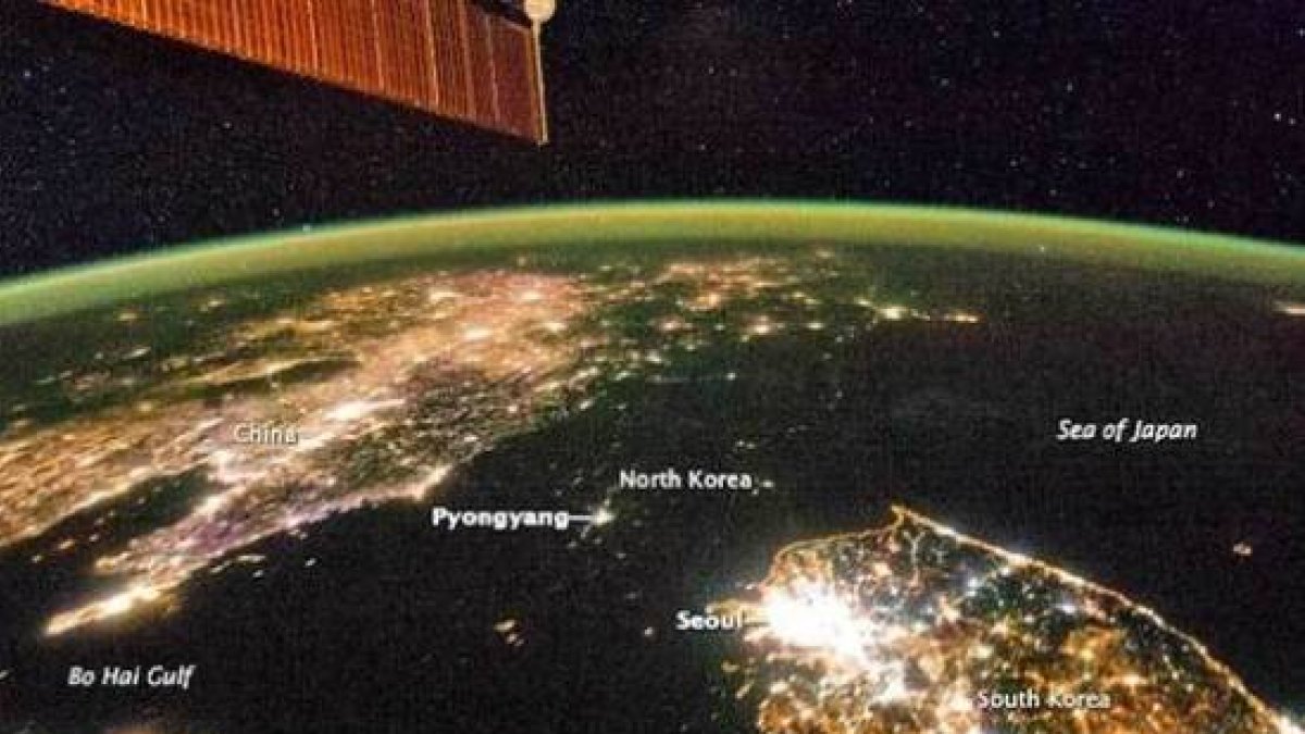 Imagen nocturna tomada por un satélite en que se ve China y Corea del Sur, pero no Corea del Norte pues apenas hay luz eléctrica.-Foto: NASA