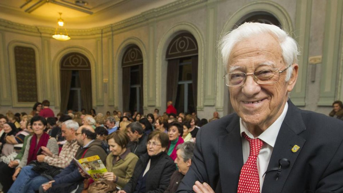 El padre Ángel, minutos antes de comenzar su conferencia ante una repleta Sala Polisón.-Israel L. Murillo