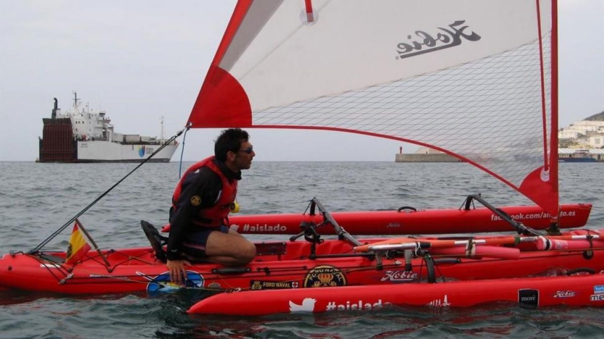 Quico Taronjí, con su kayak trimarán en Ceuta.-/ PERIODICO