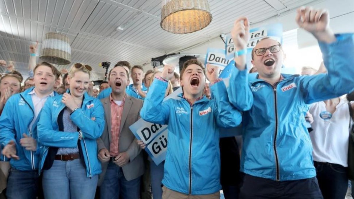 Seguidores del partido de Merkel celebran el triunfo en Schleswig-Holstein.-EFE / FOCKE STRANGMANN