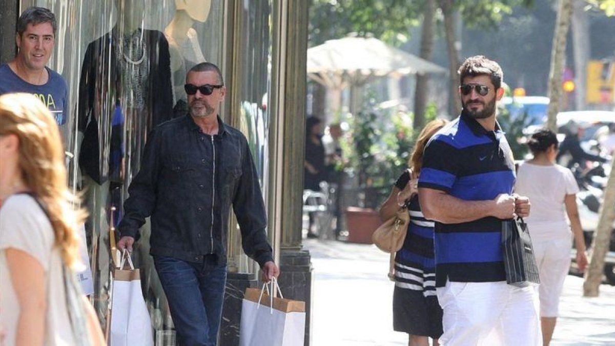 George Michael y su novio, Fadi Fawaz, de compras por el Barcelona, en julio del 2012.-ELISENDA PONS