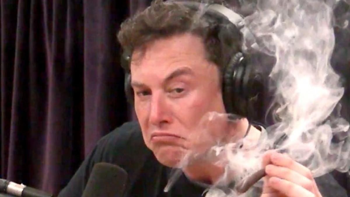 Elon Musk fumándose un porro durante una entrevista de radio.-
