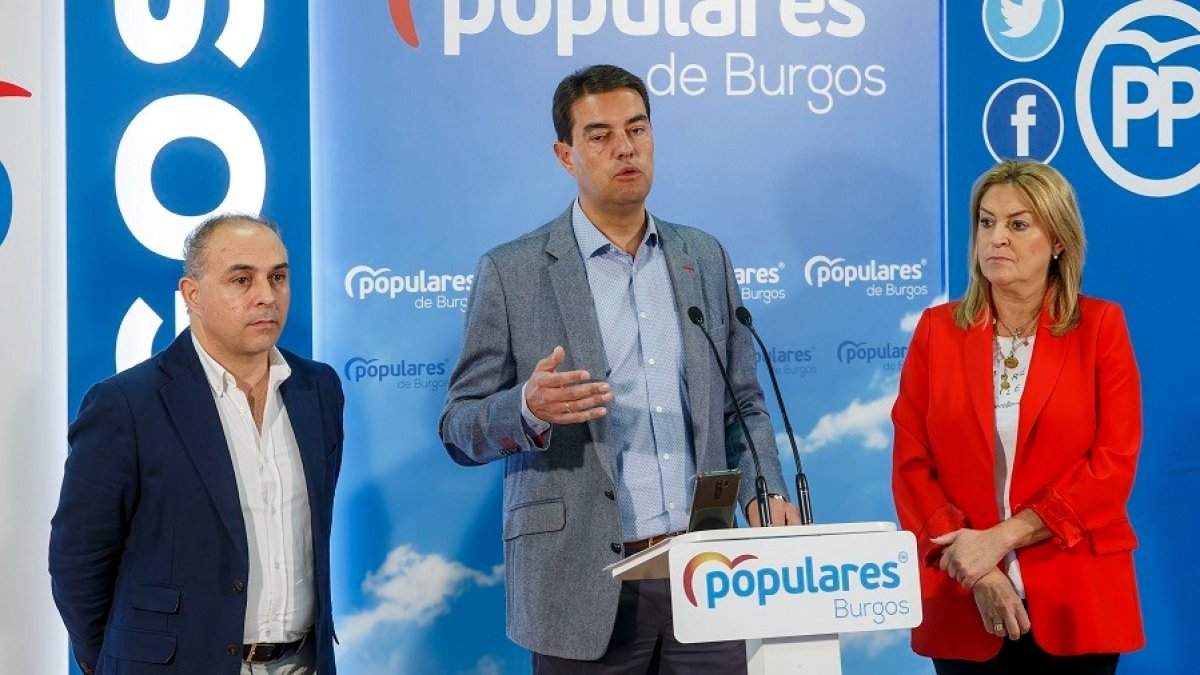 El viceportavoz del PP en las Cortes de Castilla y León, Ángel Ibáñez (centro), junto a Emilio Berzosa e Inmaculada Ranedo. SANTI OTERO