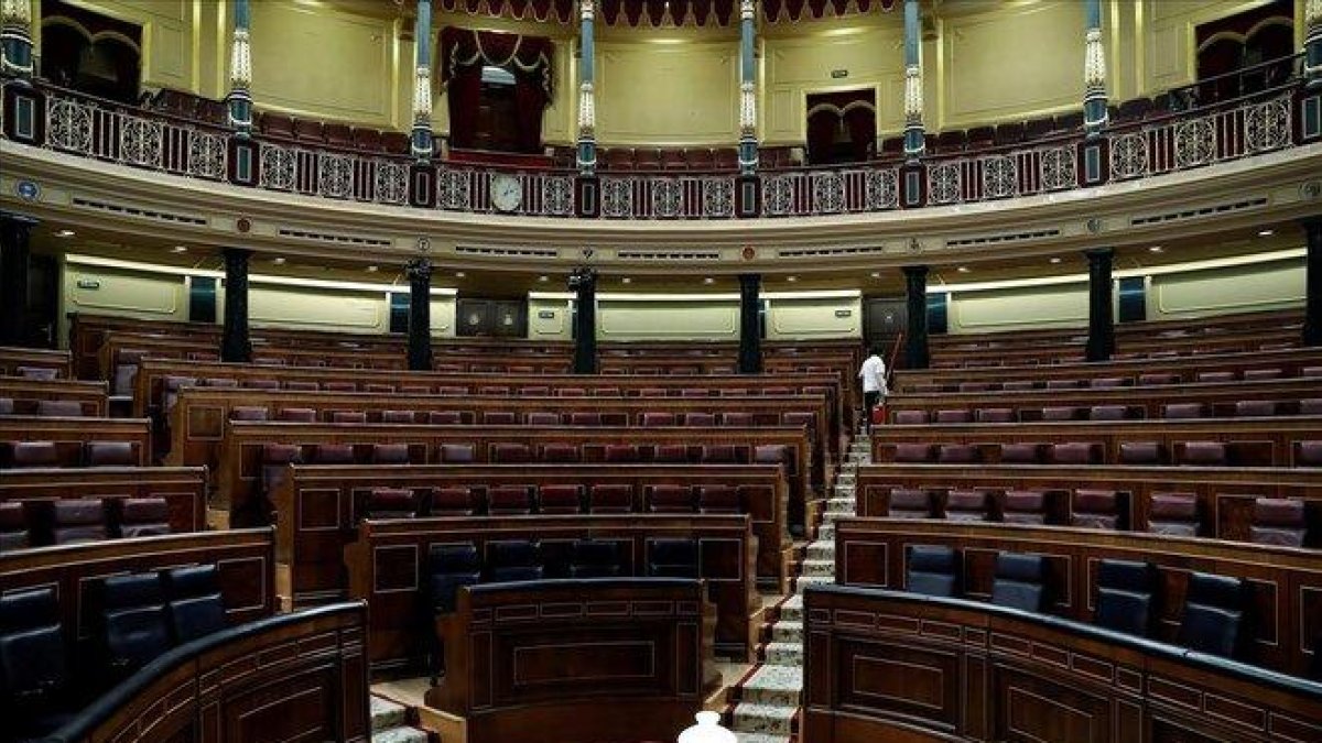 El hemiciclo del Congreso, vacío, una vez que los diputados han abandonado sus escaños.-EFE/ CHEMA MONTOYA