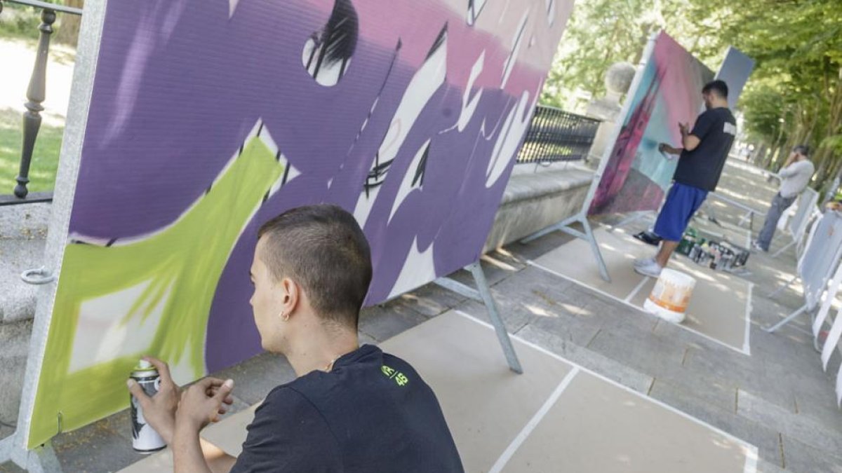 Los grafitis ambientaron el paseo de la Sierra de Atapueraca.-Santi Otero
