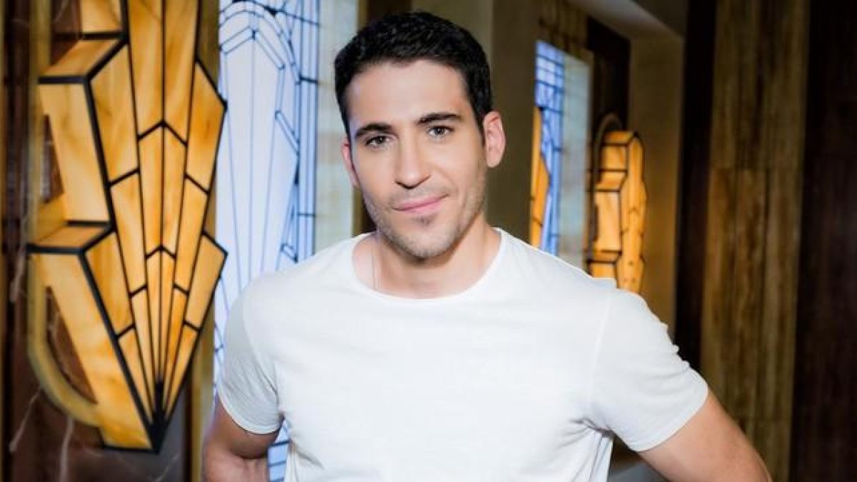 Miguel Ángel Silvestre, durante el rodaje de 'Velvet'.-ROBERTO GARVER / ATRESMEDIA