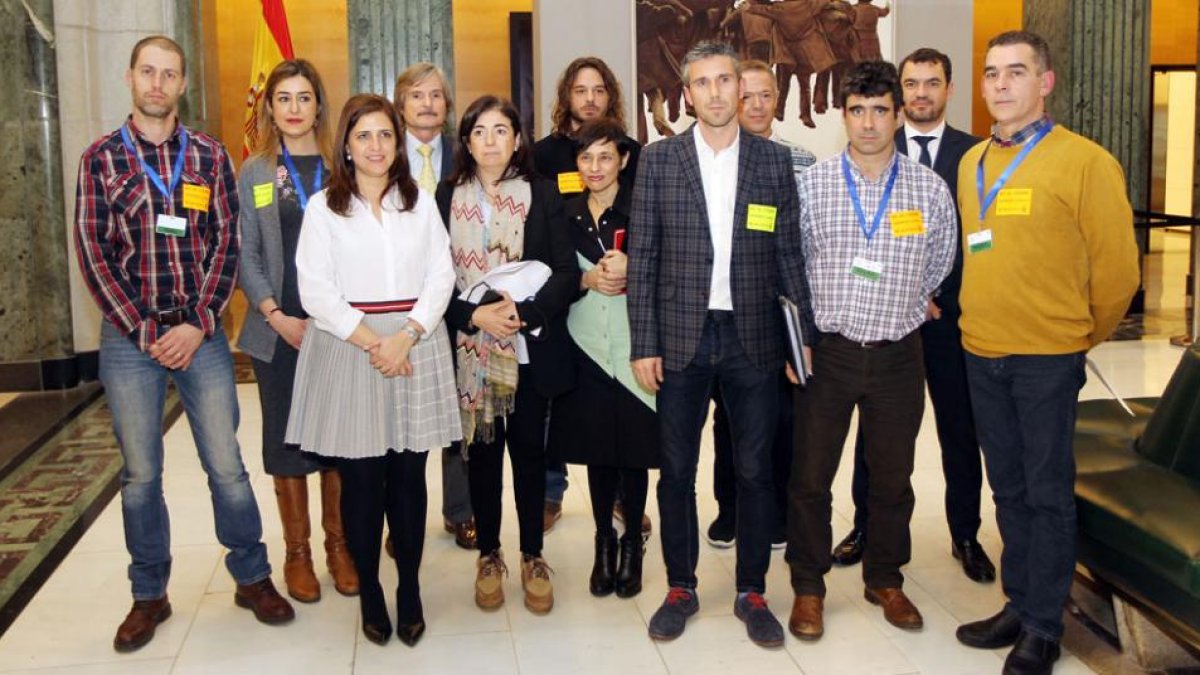 La plantilla se reunió con los portavoces de Empleo de los grupos con representación en el Congreso, quienes les mostraron su apoyo en contra del cierre.-ICAL