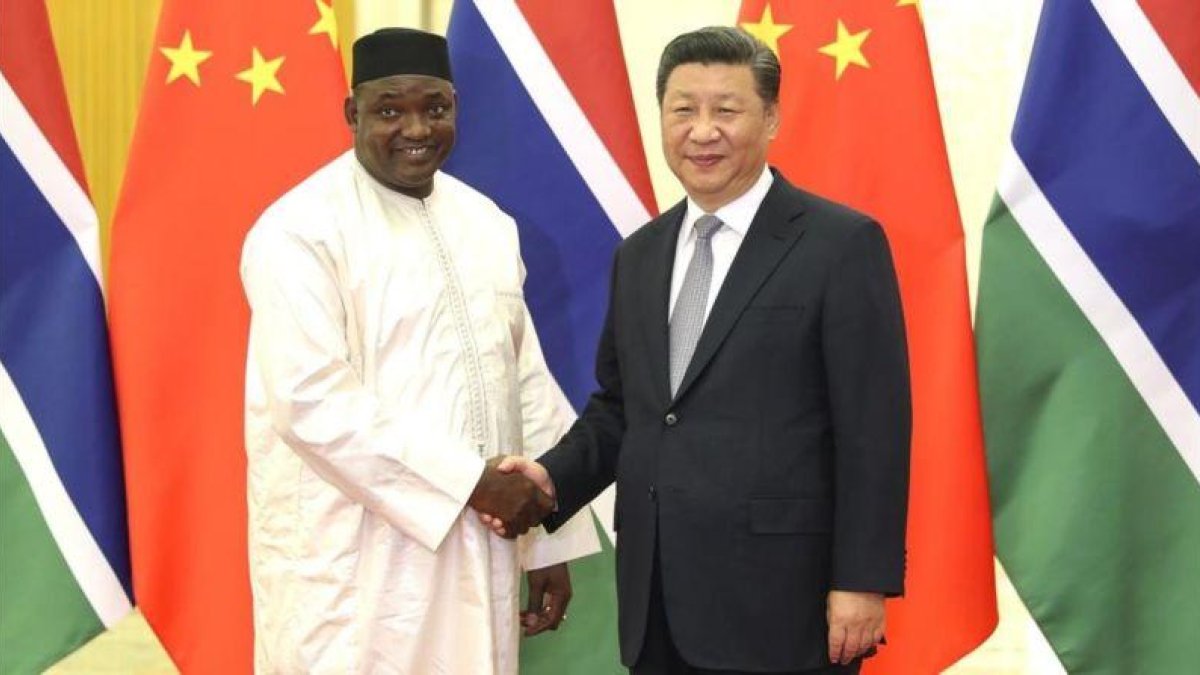 El presidente de Gambia, Adama Barrow estrecha la mano de su homólogo chino, Xi Jinping, durante un encuentro diplomático celebrado en Pekín la pasada semana.-CHINA NEWS SERVICE (LIU ZHEN)