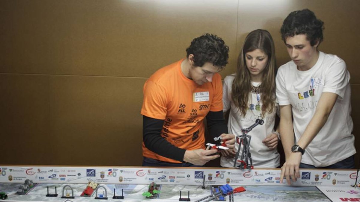 Participantes de una edición anterior de la First Lego League manos a la obra.-Santi Otero