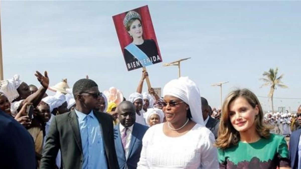 La reina Letizia, acompañada por la primera dama de Senegal, Marième Faye Sall, esposa del presidente de Senegal Macky Sall, en Dakar.-/ MARISCAL/ EFE