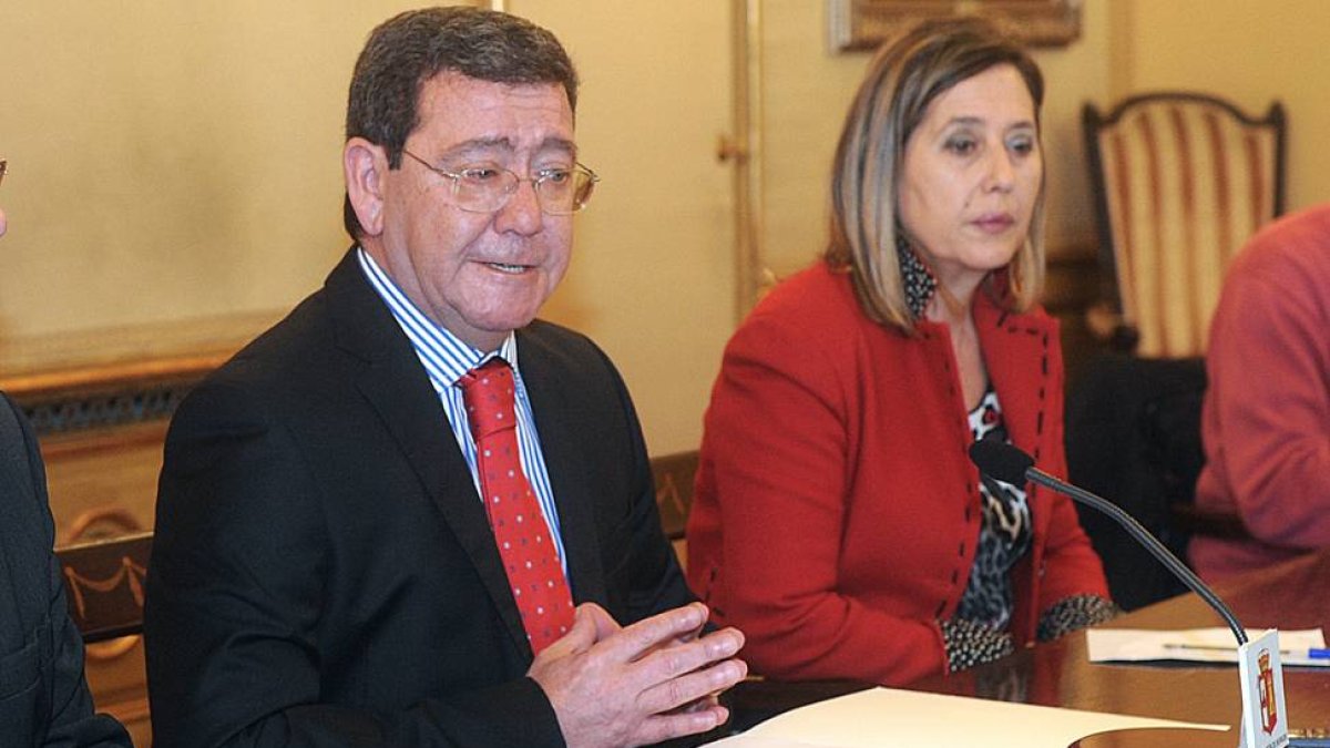 El presidente provincial (en el centro) junto a la diputada provincial Montserrat Aparicio-I. L. M.