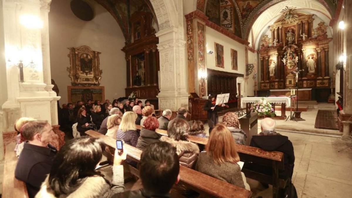 La violinista Kyoko Higashioji, en la iglesia del Hospital del Rey, durante el concierto de alumnos con el que la Universidad de Burgos se suma a la fiesta de los músicos.-Raúl Ochoa