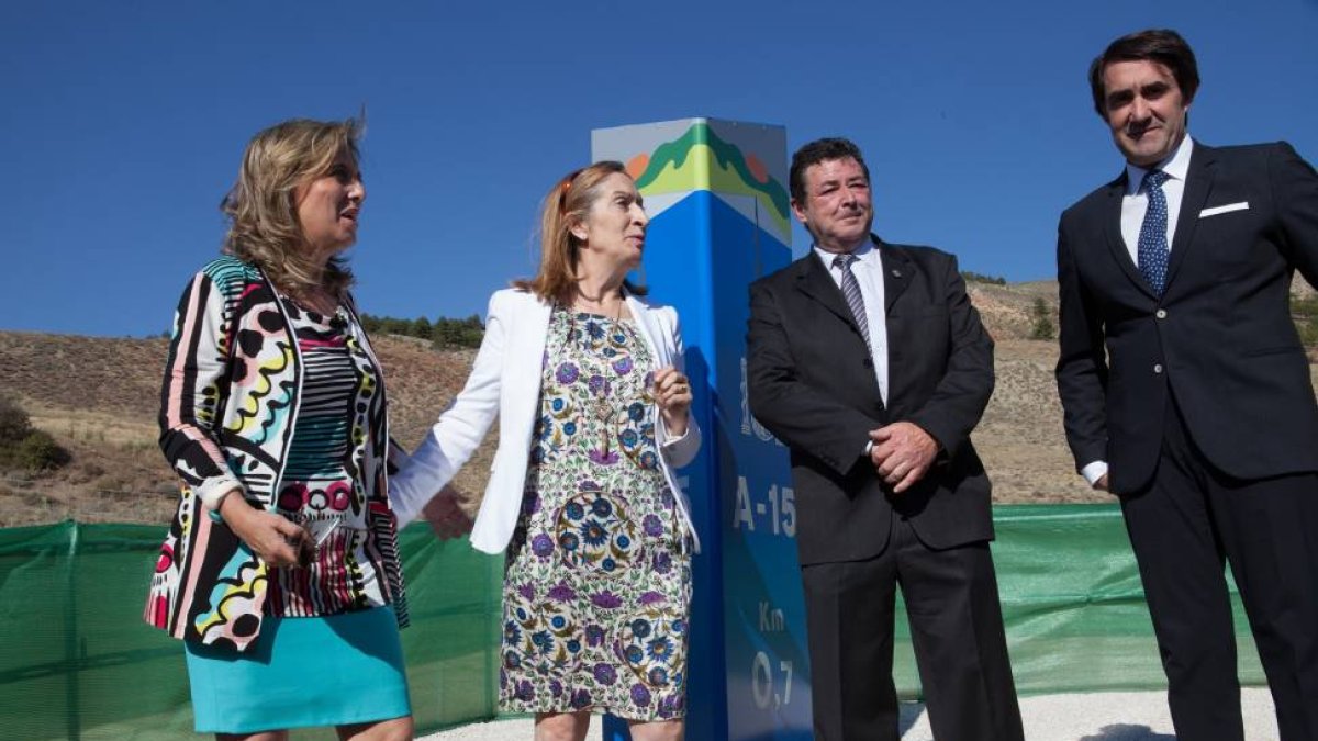 La ministra de Fomento, Ana Pastor, junto al consejero de Fomento, Juan Carlos Suárez-Quiñones, y la delegada de la Junta, Maria José Salgueiro, asiste a la puesta en servicio del último tramo de la A-15 entre Soria y Medinaceli-Ical