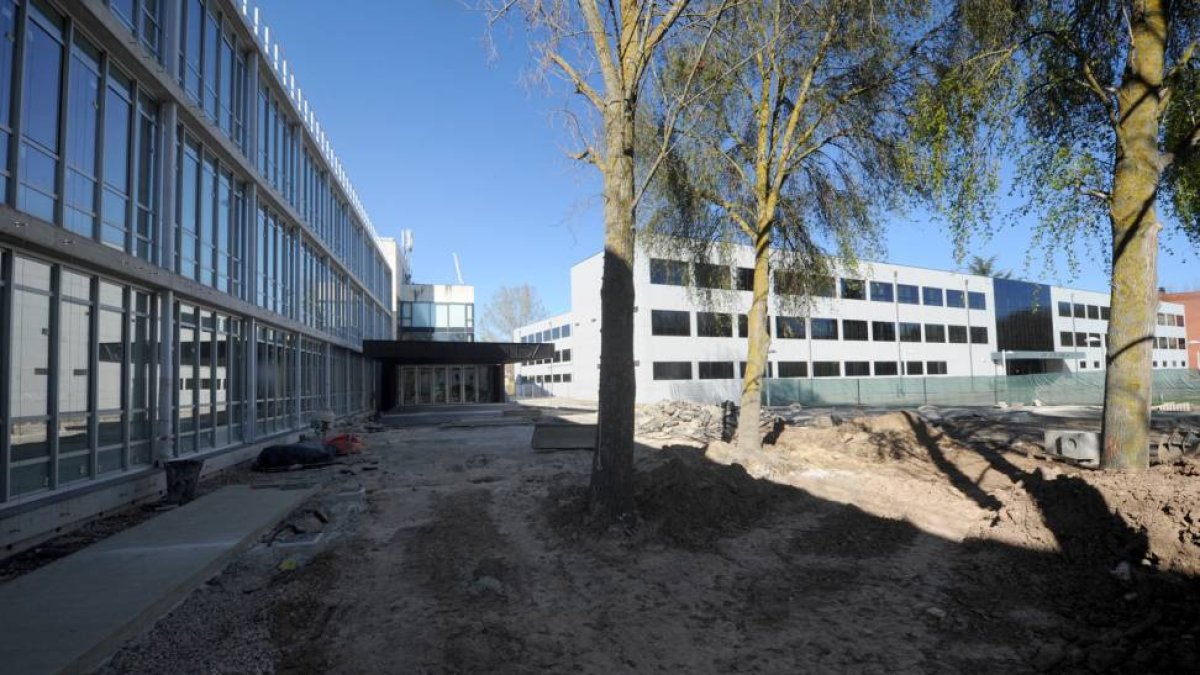 La empresa adjudicataria ha iniciado los trabajos de urbanización del entorno de la nueva dotación científica.-ISRAEL L. MURILLO
