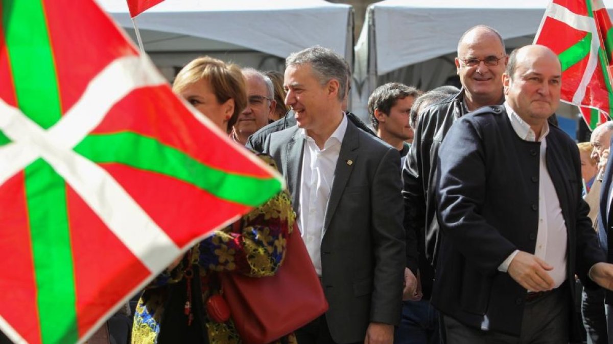 Urkullu (izquierda) y Ortuzar (derecha), en el acto de celebración del Aberri Eguna, este domingo en Bilbao.-EFE