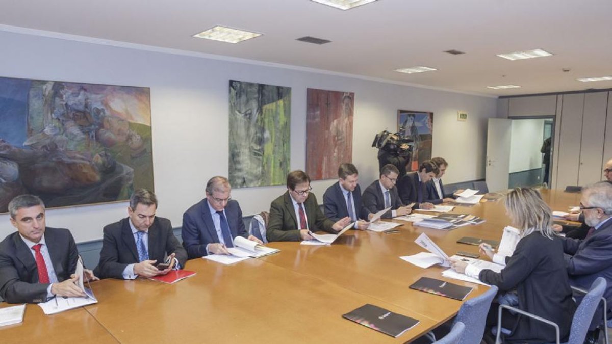 Miembros del comité ejecutivo en la reunión mantenida ayer.-SANTI OTERO