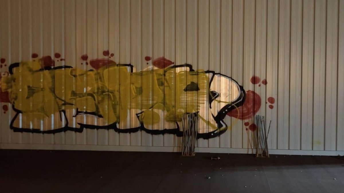 Grafiti realizado por un grupo de jóvenes en Burgos que culminó con la localización de dos de ellos por parte de la Policía Local. POLICÍA LOCAL