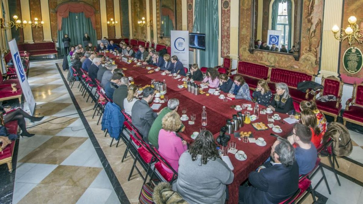La Fundación convocó ayer una reunión con representantes de las asociaciones de prensa y fotografía y con las empresas de comunicación.-ISRAEL L. MURILLO
