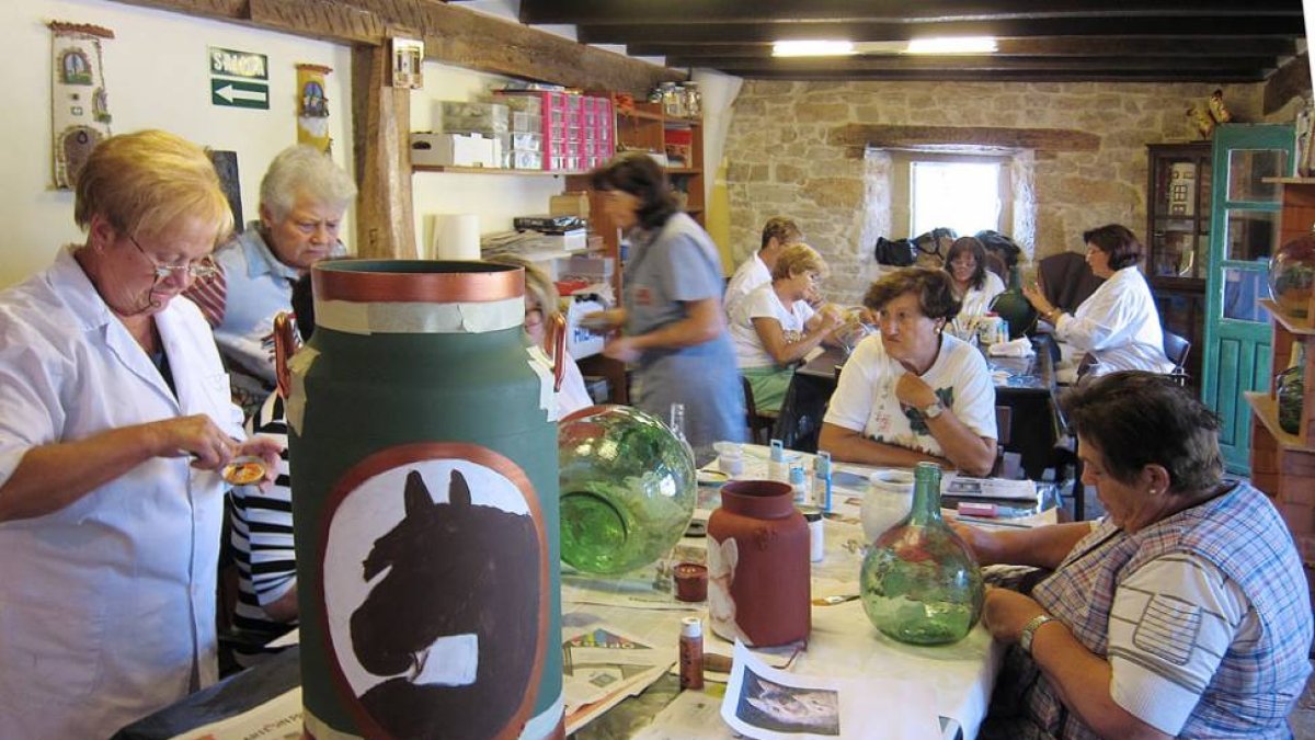 Las mujeres realizan talleres de arte, pintura, recuperación de muebles... y siempre lo hacen juntas.-ECB