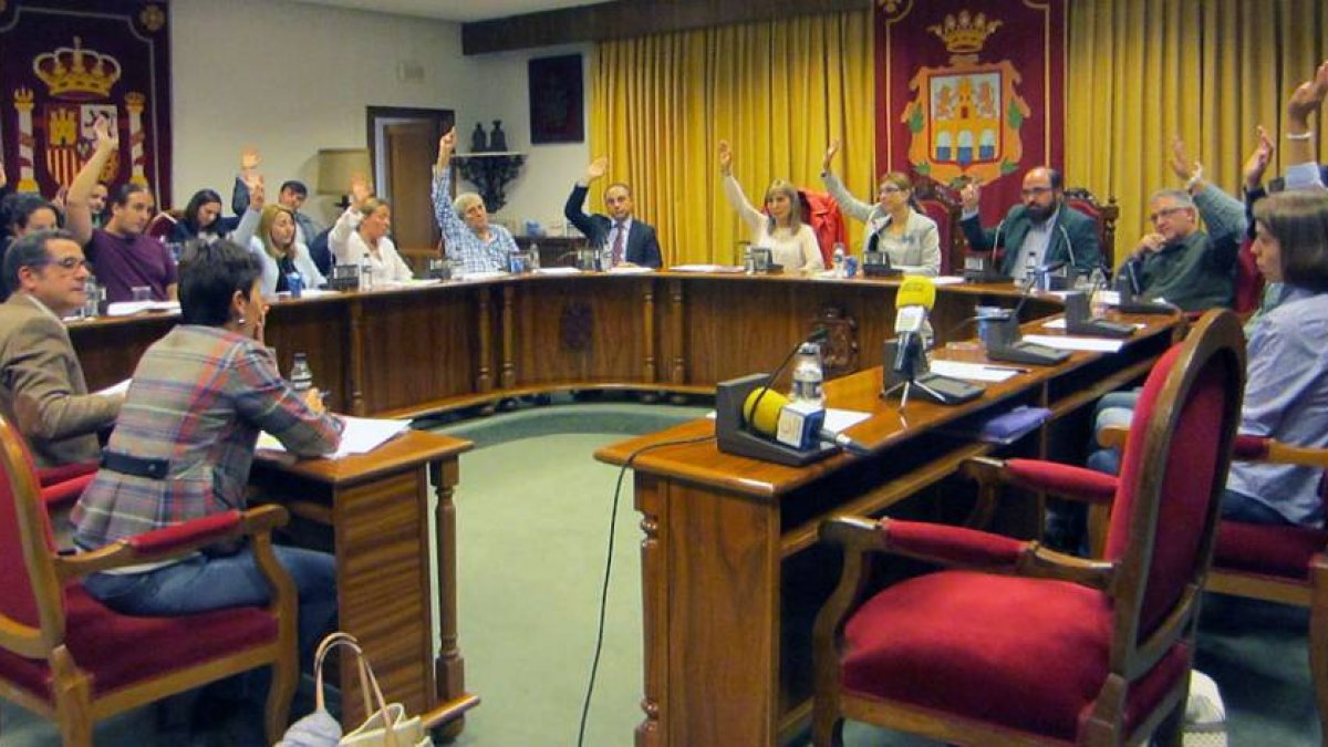 El Pleno durante la aprobación por unanimidad de la adhesión de Aranda a la Red de Ciudades-Refugio.-L.V.