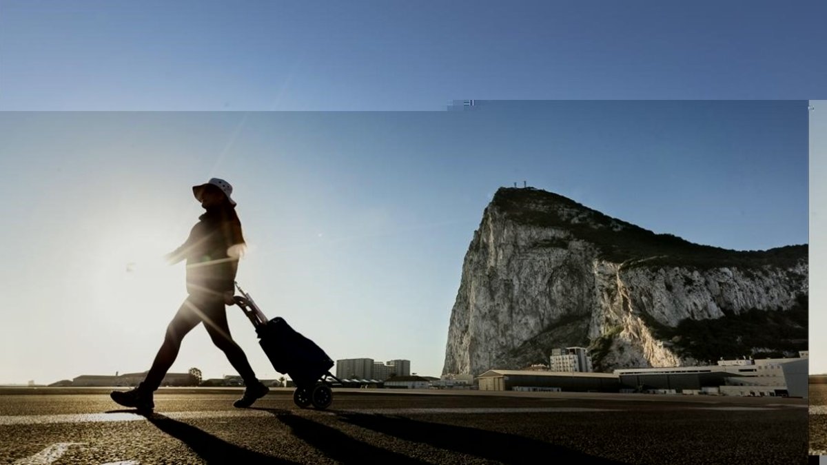 Una mujer camina por La Línea de la Concepción (Cádiz), justo en la frontera entre España y Gibraltar.-DANIEL OCHOA DE OLZA (AP)