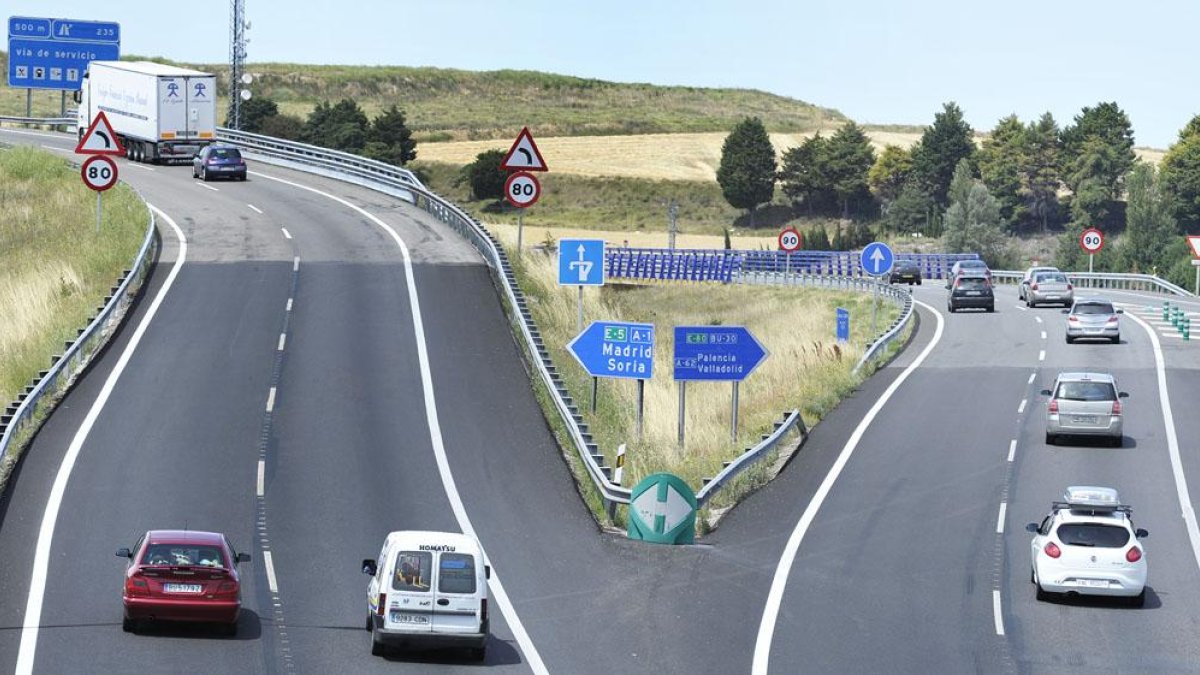 Las autovías A-1 y A-62,que conducen a Madrid y Valladolid, respectivamente, pertenecen a la red del Estado y estarían afectadas si se acuerda aplicar un copago.-ISRAEL L. MURILLO