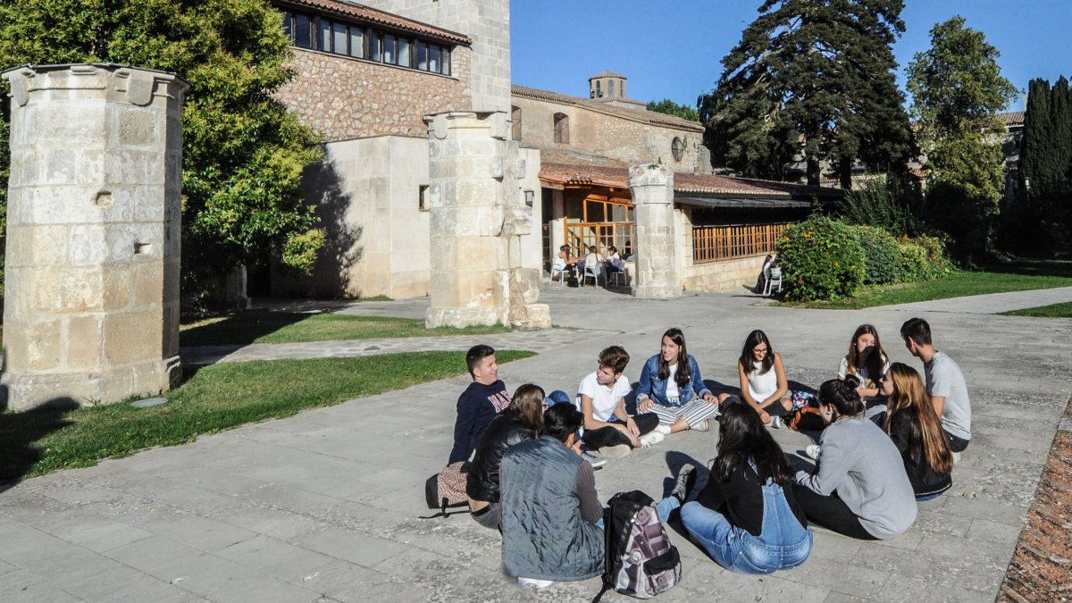 Alumnos de la Universidad de Burgos (UBU) durante un descanso entre clase y clase. / ISRAEL L. MURILLO