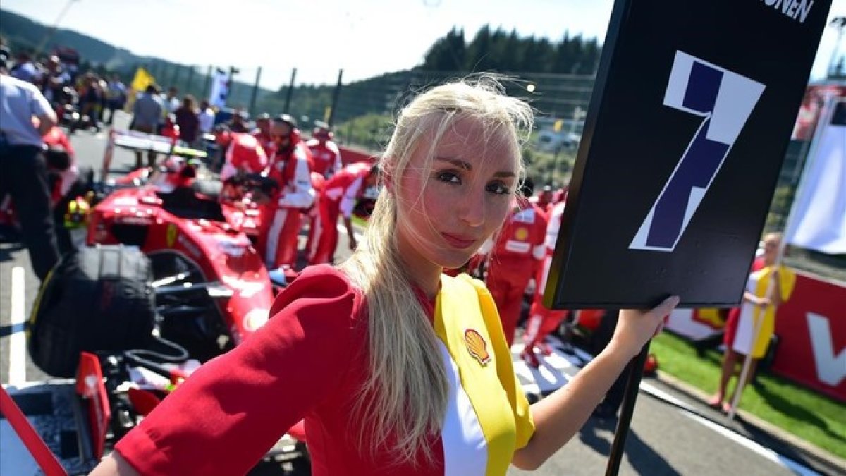 Una azafata en el Gran Premio de Fórmula Uno de Bélgica, en el circuito de Spa, en el 2015.-AFP / ANDREJ ISAKOVIC