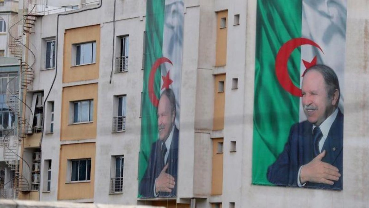 Imagen que muestra carteles del presidente argelino, Abdelaziz Buteflika.-EL PERIÓDICO