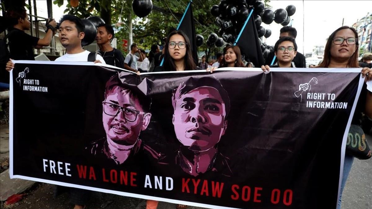 Manifestantes marchan en solidaridad de los dos periodistas encarcelados en Birmania.-ANN WANG (REUTERS)