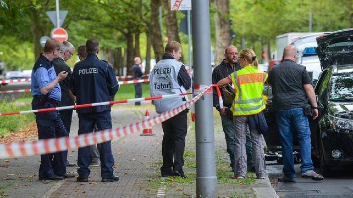 Agentes de policía aseguran el lugar donde ha sido abatido el agresor, este jueves, en Berlín.-AFP / JULIAN STAEHLE