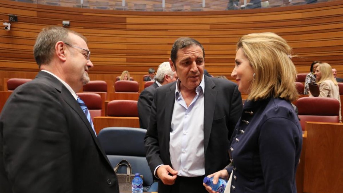 Pleno de las Cortes de Castilla y León. De izquierda a derecha, el consejero Educación, Fernando Rey; el consejero de Sanidad, Antonio Sáez; y la consejera de Familia e Igualdad de Oportunidades, Alicia García-Ical