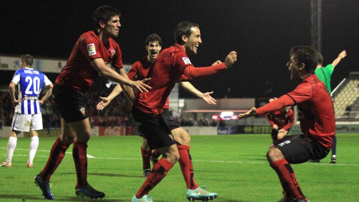 César Caneda celebra con varios compañeros el gol que permitió que el Mirandés regresara a la senda del triunfo.-A. G. MARDONES